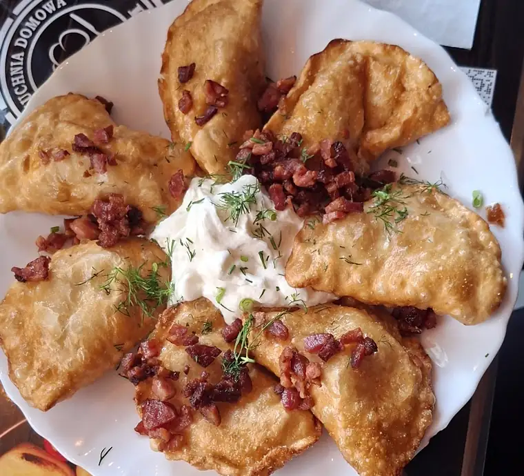 Pierogi z cebulką i śmietaną
