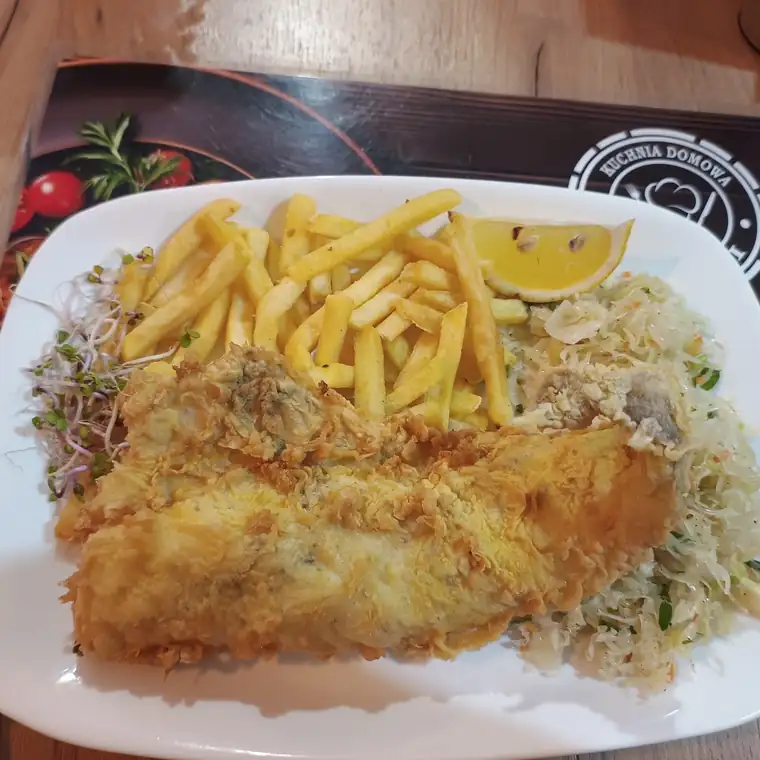 Dorsz z frytkami i surówkami